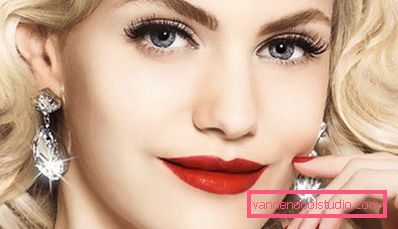blondína s jasnými pery make-up