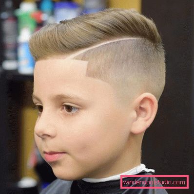 Módne účesy na boku pre chlapcov s rozlúčkou 2019
